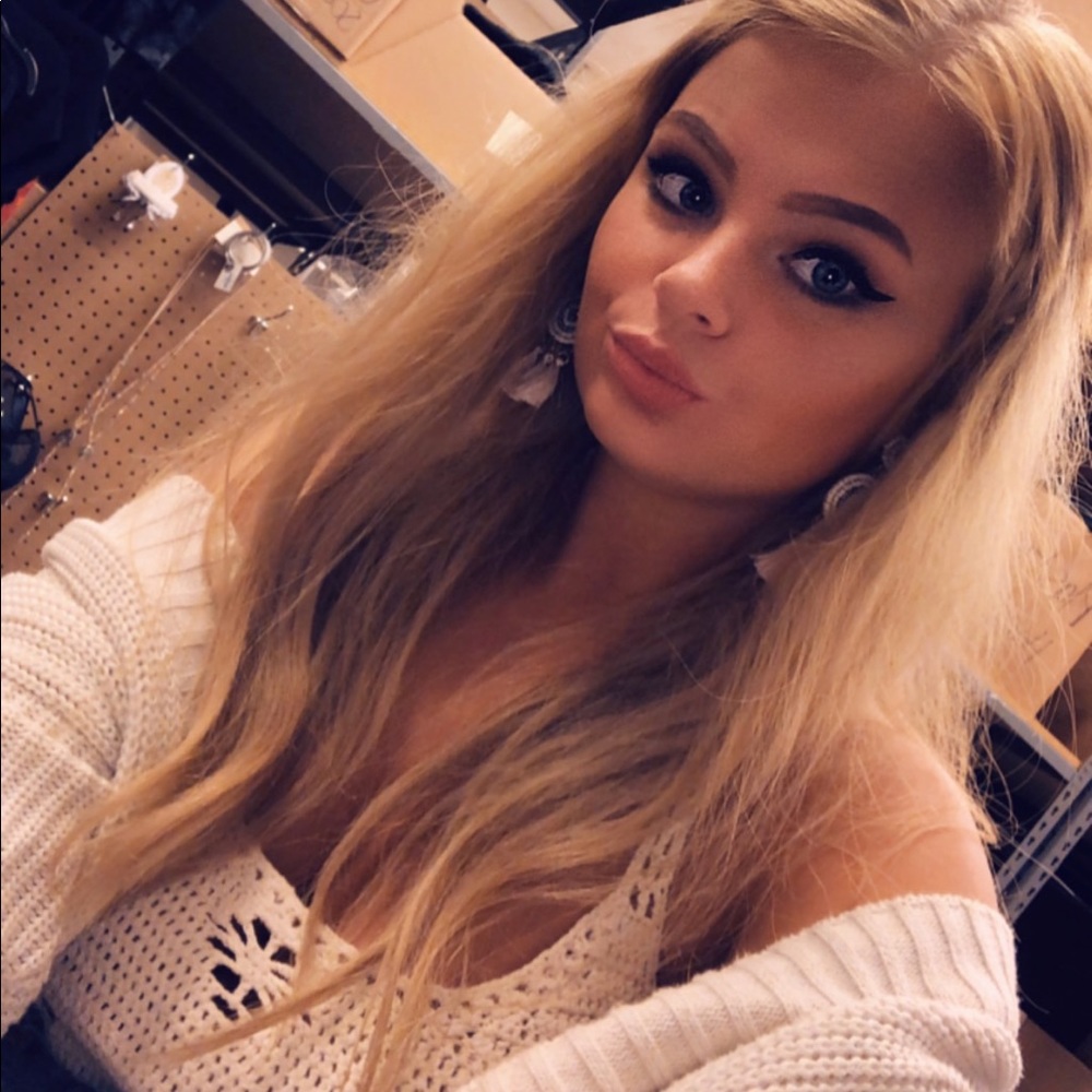 Meet your Posher, Hallie